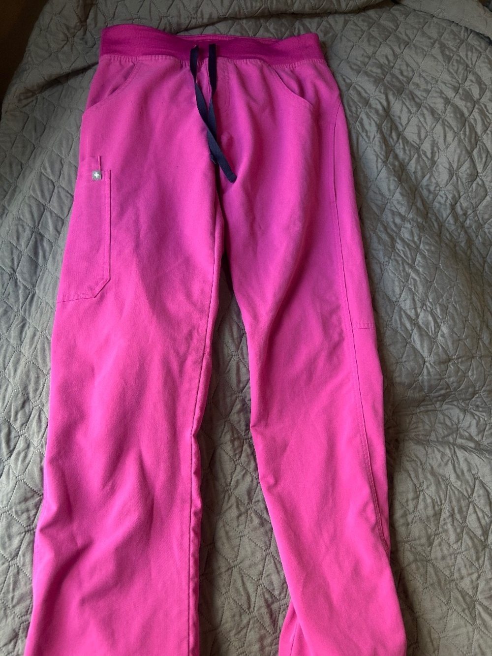 SMALL KADE FIGS SCRUBS. *small ink spots on pockets*